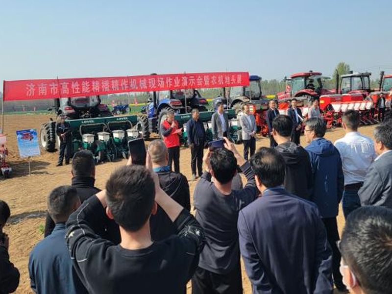 我廠(chǎng)高性能玉米播種機(jī)在濟(jì)南作業(yè)演示現(xiàn)場(chǎng)獲一致好評(píng)