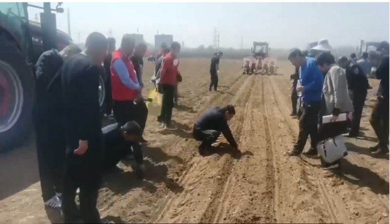 我廠(chǎng)高性能玉米播種機(jī)在濟(jì)南作業(yè)演示現(xiàn)場(chǎng)獲一致好評(píng)